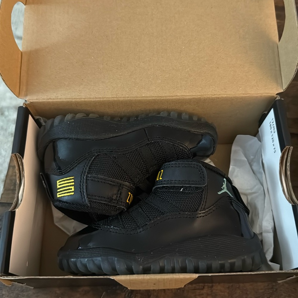 Jordan retro 11 (td) 
Black and gamma